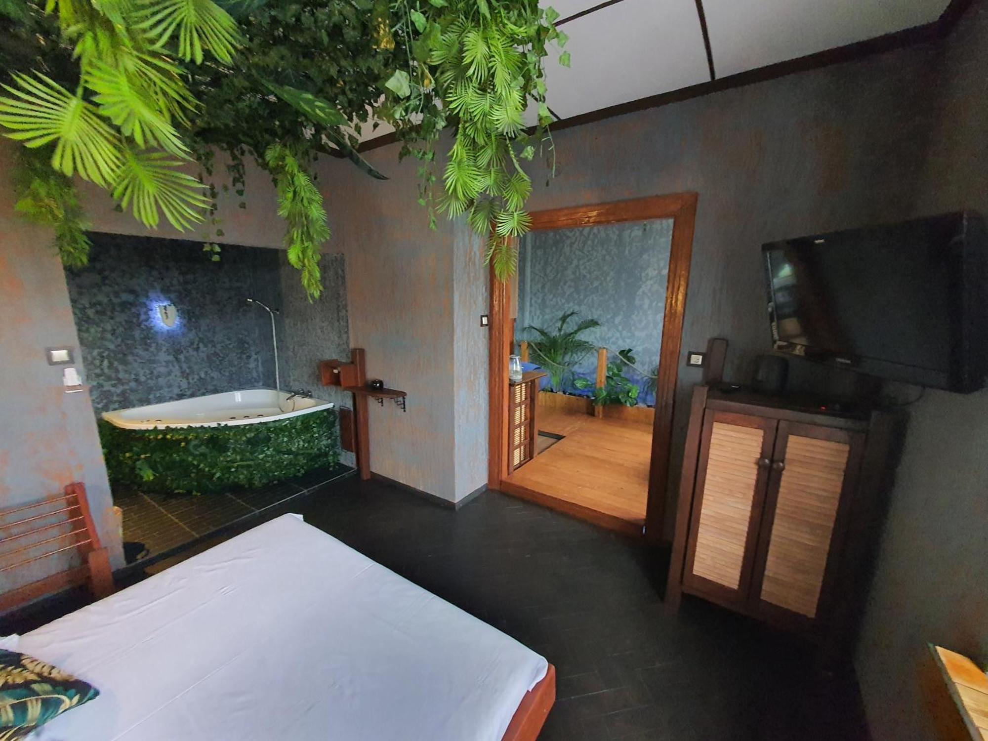 Tropicana Jacuzzi Apartment Krakow Luaran gambar